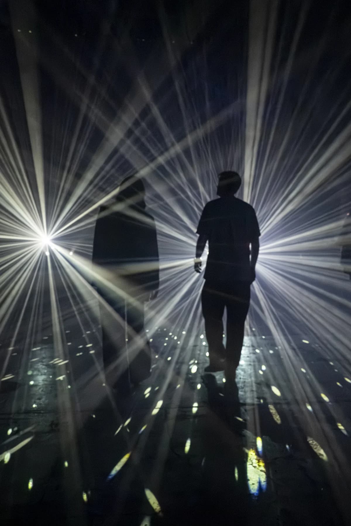 Persona immersa in fasci di luce bianchi