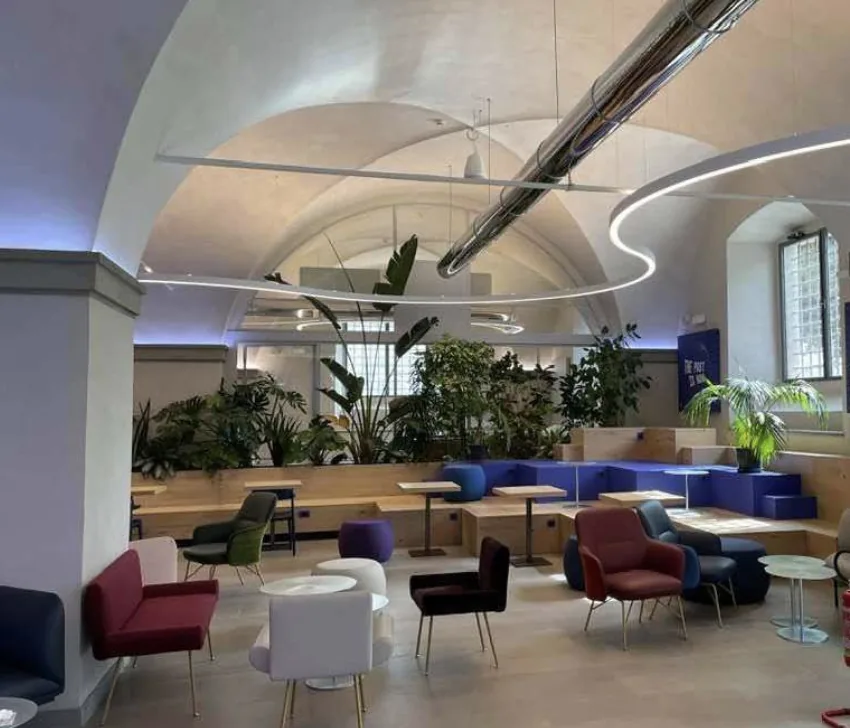L’atrio a volte dell’Innovation Center, con piante e poltrone colorate
